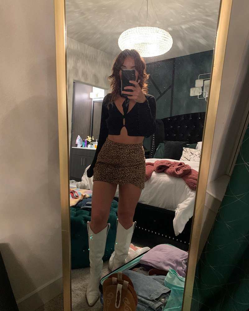 Leyla Ingalls mit Minirock und sexy Bauchfrei Bluse