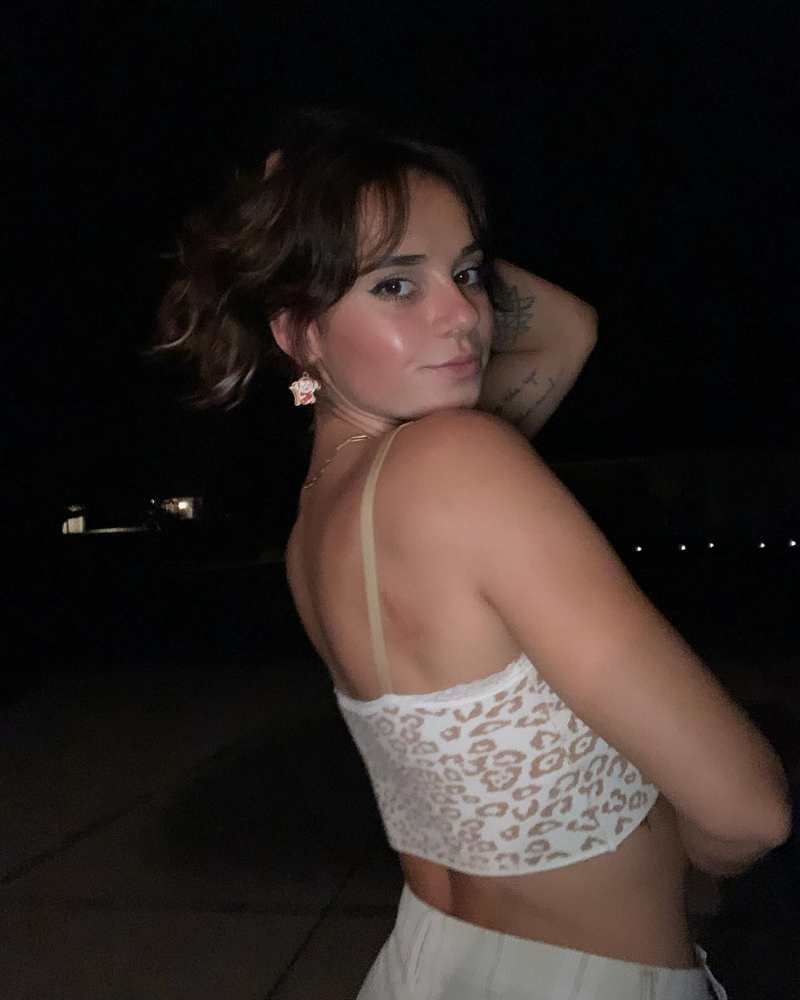 Leyla Ingalls zeigt ihre nackte Schulter und flirtet mit euch