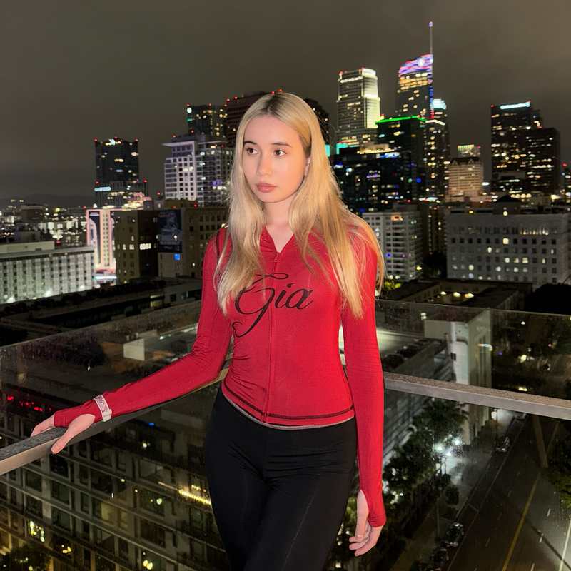 Lil Tay ganz normal angezogen, aber trotzdem verdammt sexy