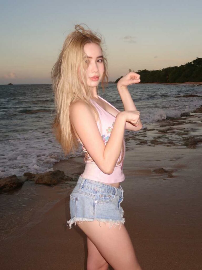 Lil Tay in sexy Hotpants und sichtlich viel Spaß