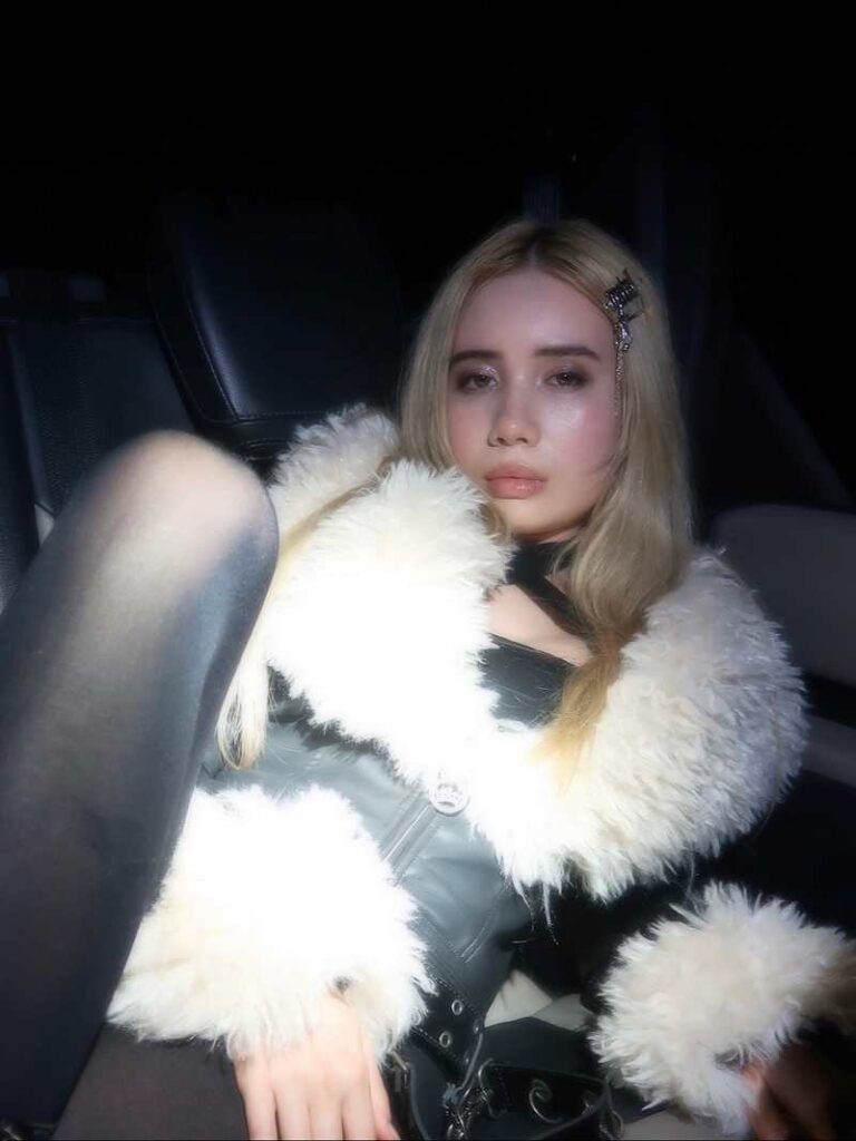 Lil Tay verüfhrt euch auf der Rückbank im knallharten sexy Outfit