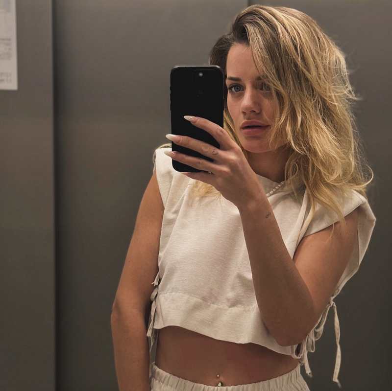 Vanessa Neumann macht ein verführerisches Selfie