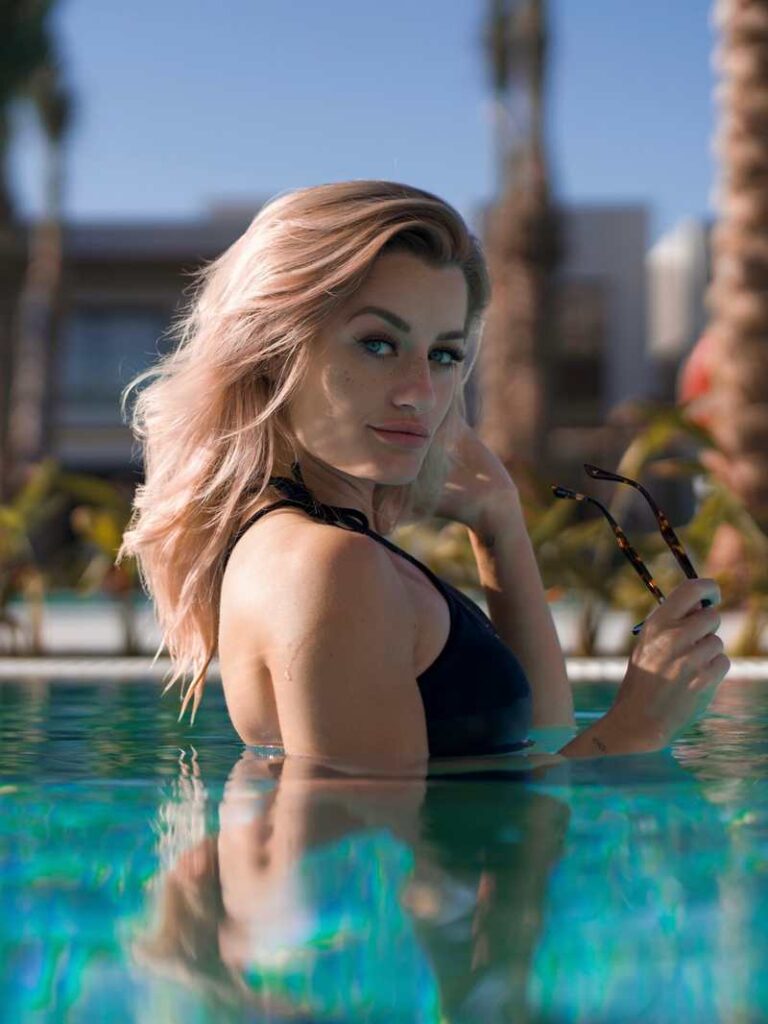 Vanessa Neumann sehr sexy im Pool