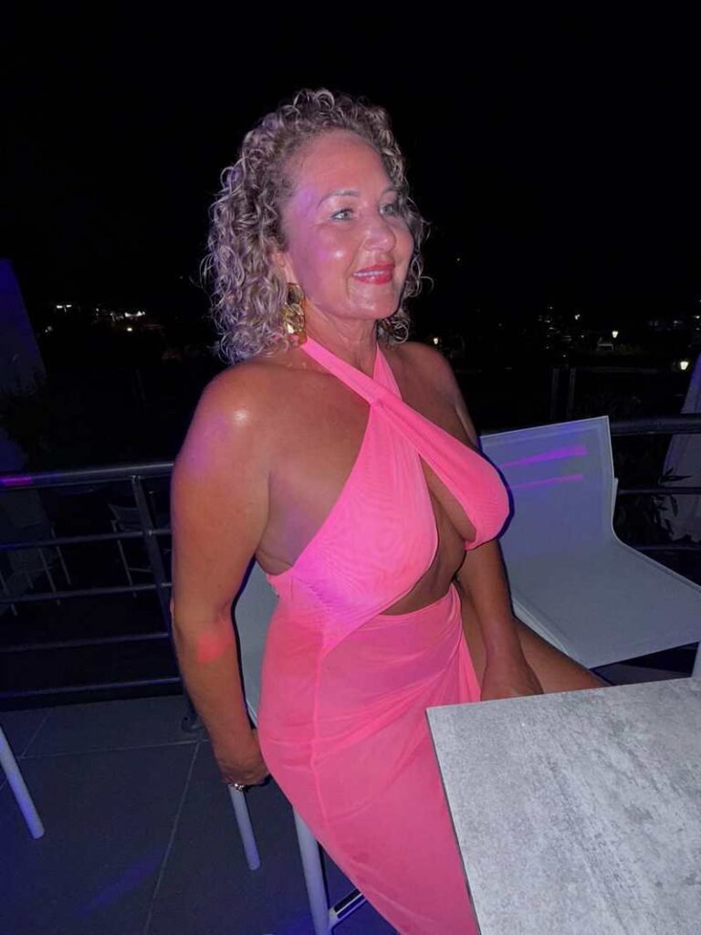 Bianca Schieck beim Dinner in einem elegant-sexy Kleid