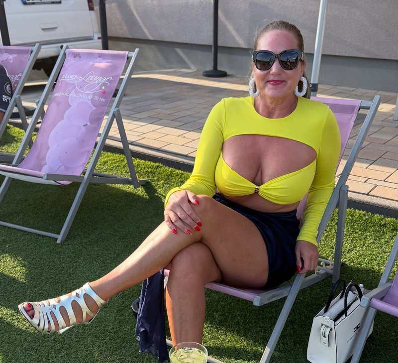 Bianca Schieck fallen fast die Brüste raus - extrem hot