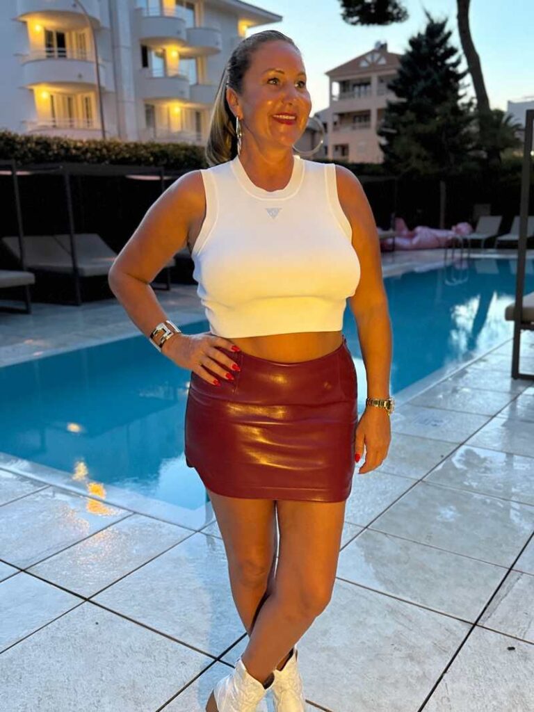 Bianca Schieck mit Minirock und bauchfrei