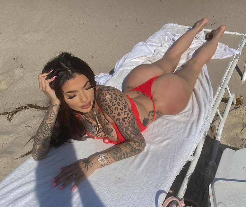 Celina Powell sexy am Strand mit sexy Po