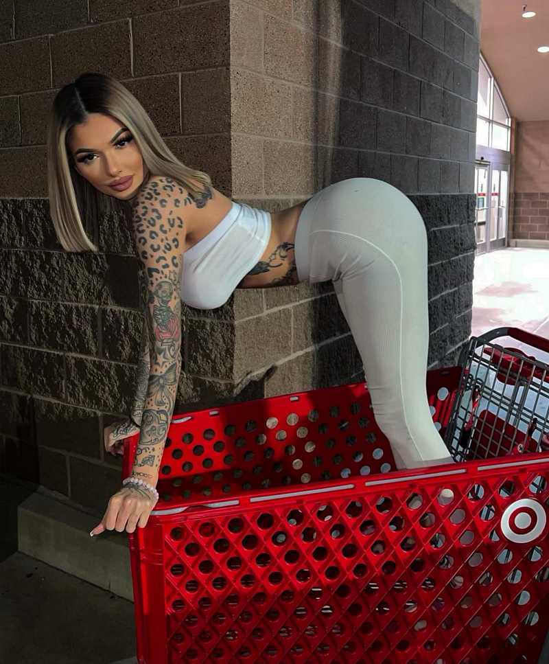 Celina Powell streckt ihren verdammt sexy Po heraus