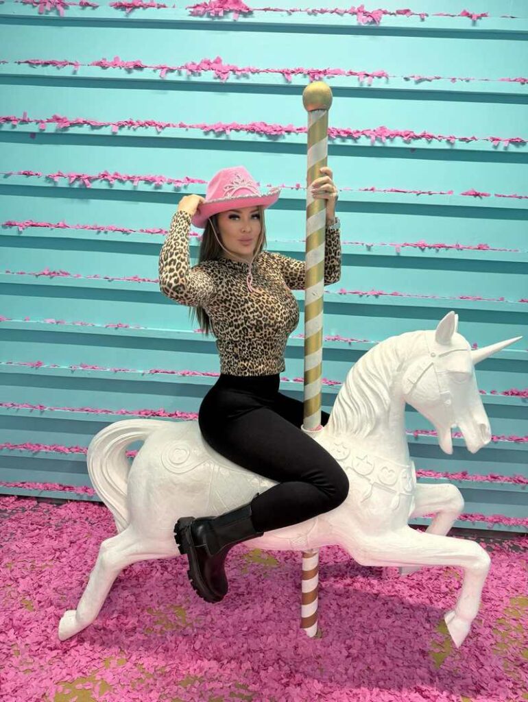 Chelsea Ferguson reitet in enger Bluse