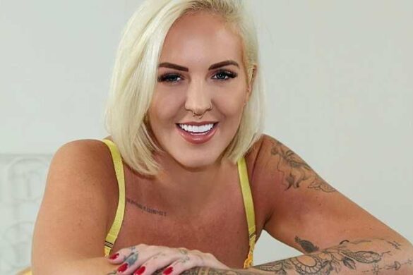 Gigi Patsy mit einem strahlend weißen Lächeln