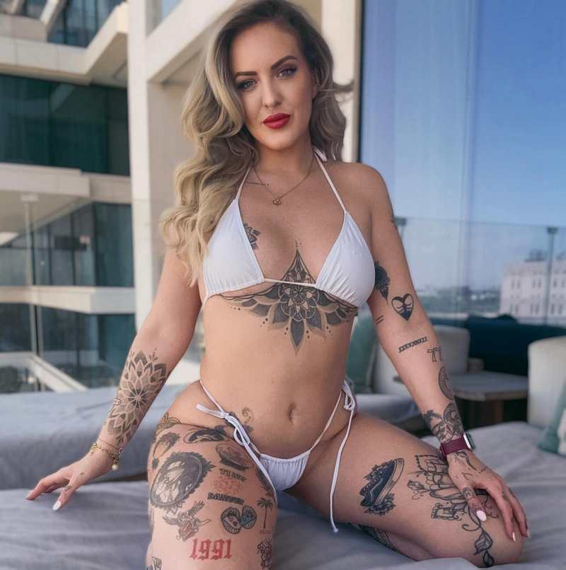 Gigi Patsy zeigt ihre Tattoos im sexy Bikini