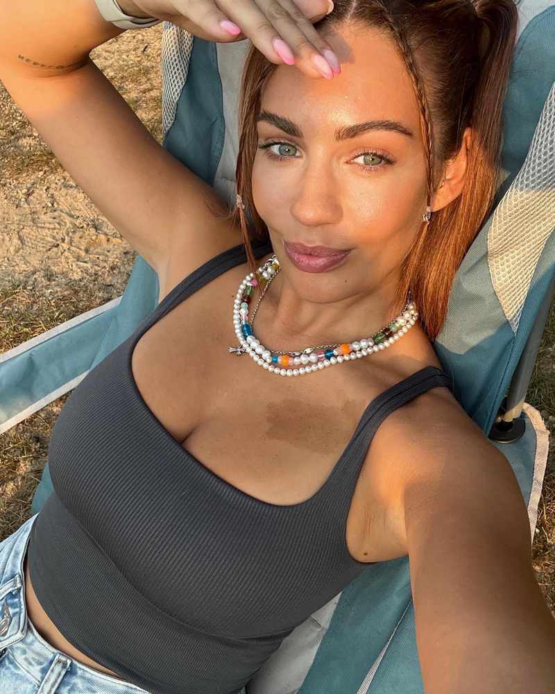 Holly Jade ganz legere in der Sonne