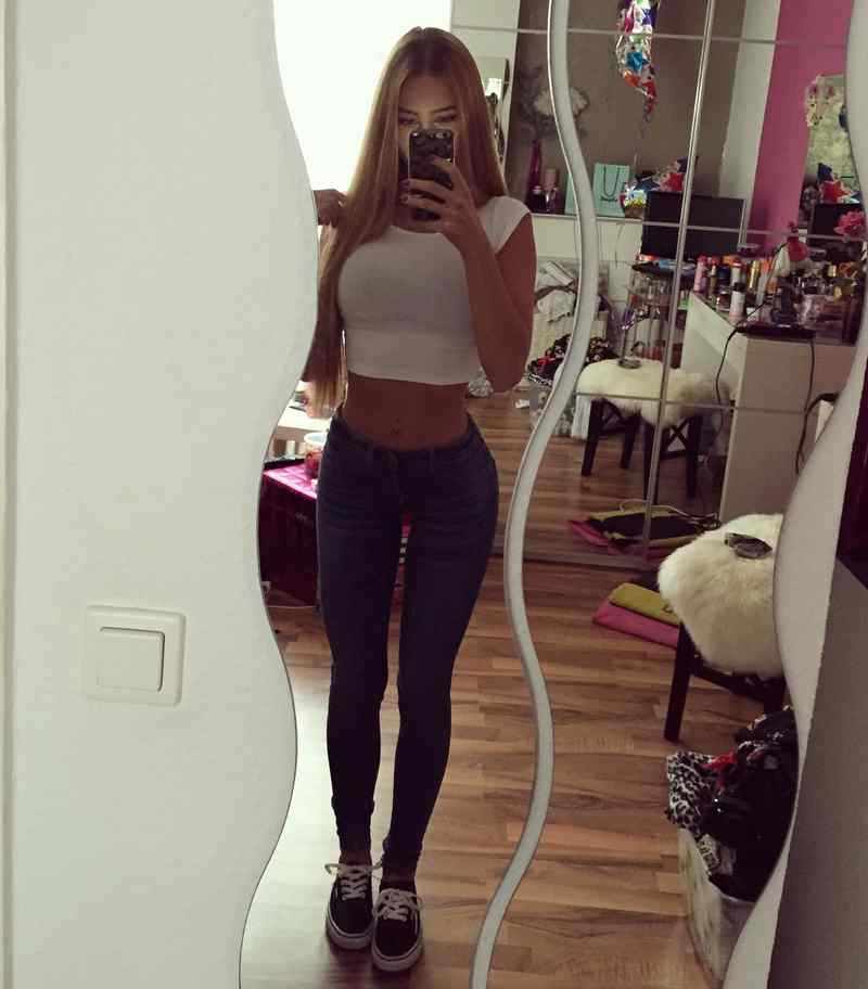 Jacquelinax macht ein Selfie und zeigt ihre fantastische Figur