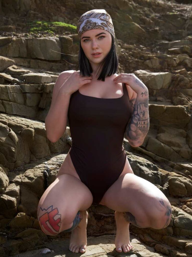 Lylou Black kniet im Badeanzug vor euch