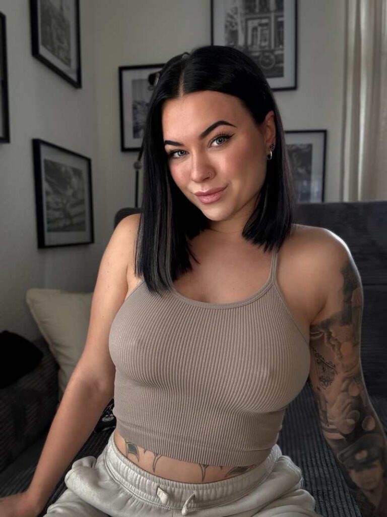Lylou Black trägt ein Nippel-Top und schaut sexy in die Kamera