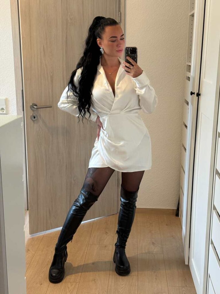 Lylou Black trägt sexy hohe Stiefel und einen knappen Mantel - sehr heiß