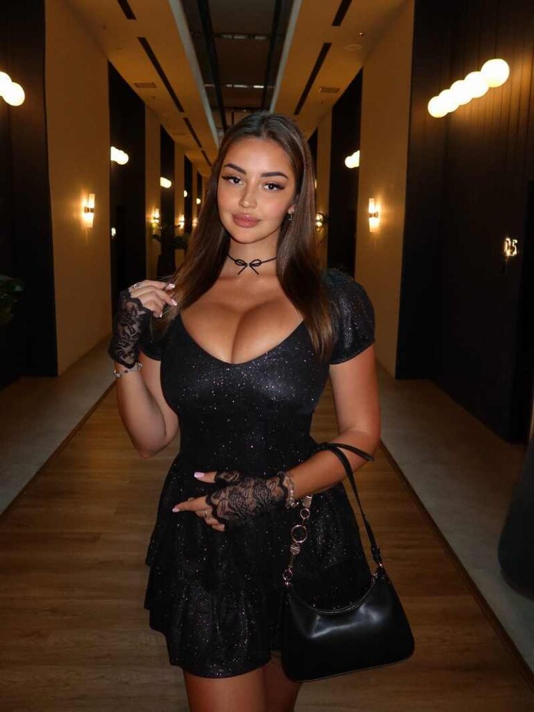 Marina Nabokina geht mit ihren großen Brüsten in den Club