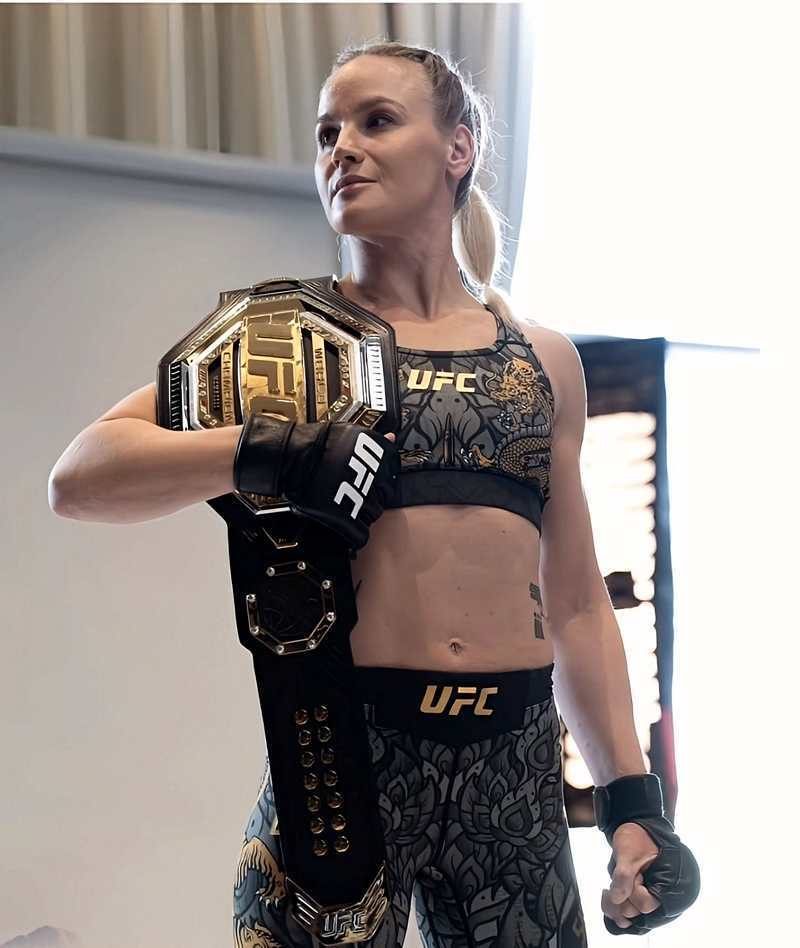 Valentina Shevchenko mit ihrem Siegergürtel - bauchfrei