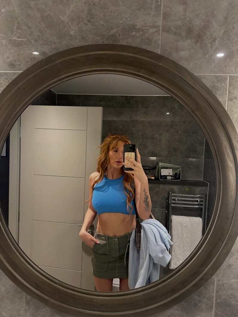 Annie Charlotte macht ein Nippelselfie im Badezimmer