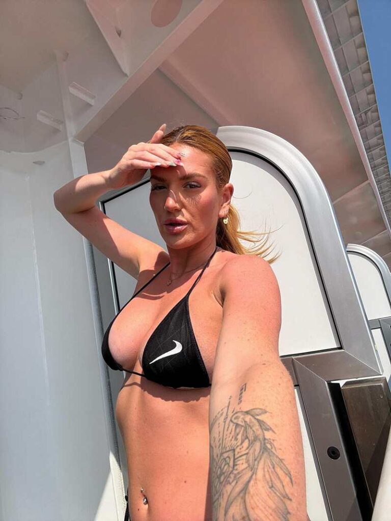 Annie Charlotte zeigt auf ihrer Yacht viel Haut