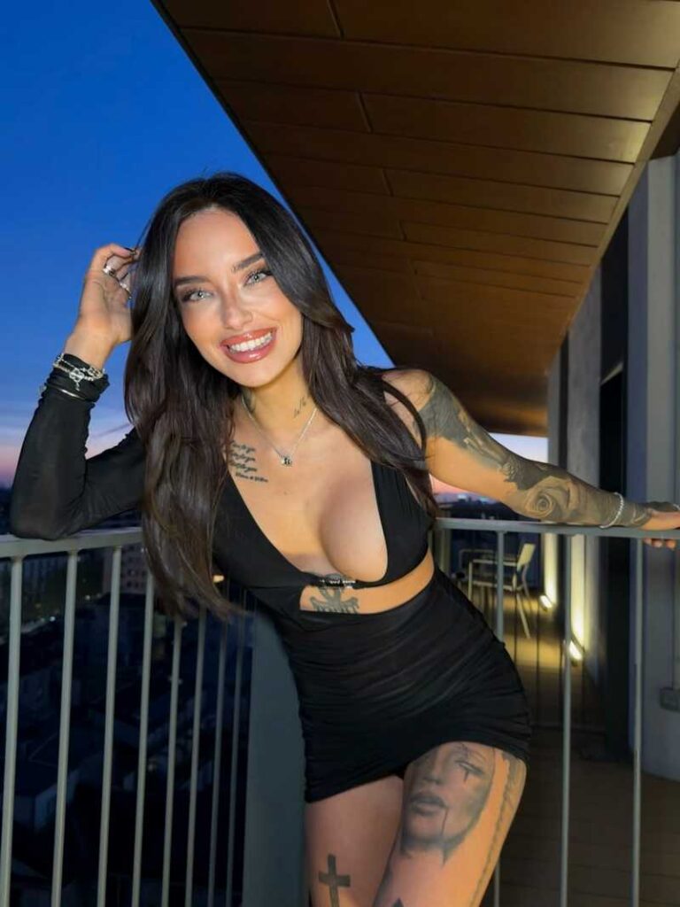 Cherry Rebelle fallen die Brüste aus dem Minikleid