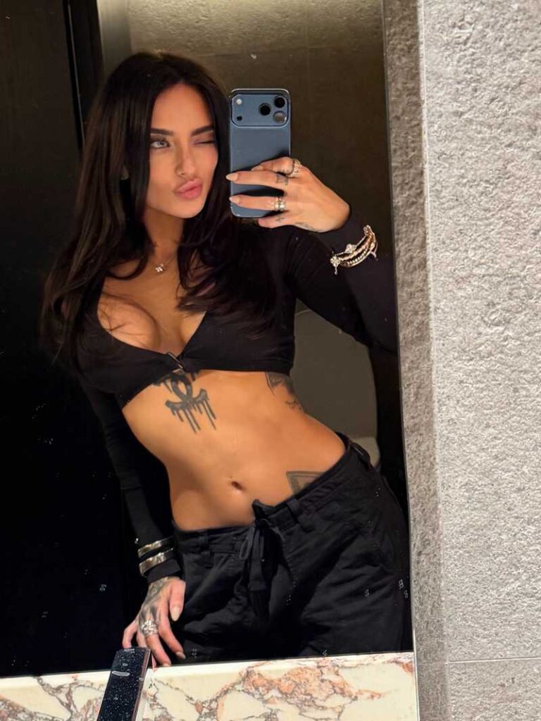 Cherry Rebelle sehr sexy und sehr bauchfrei