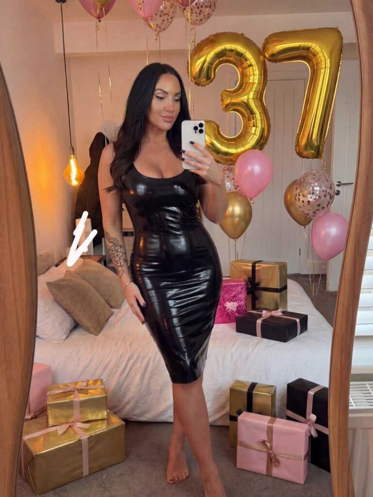 Jess Miller feiert ihren Geburtstag im sexy Latexkleid