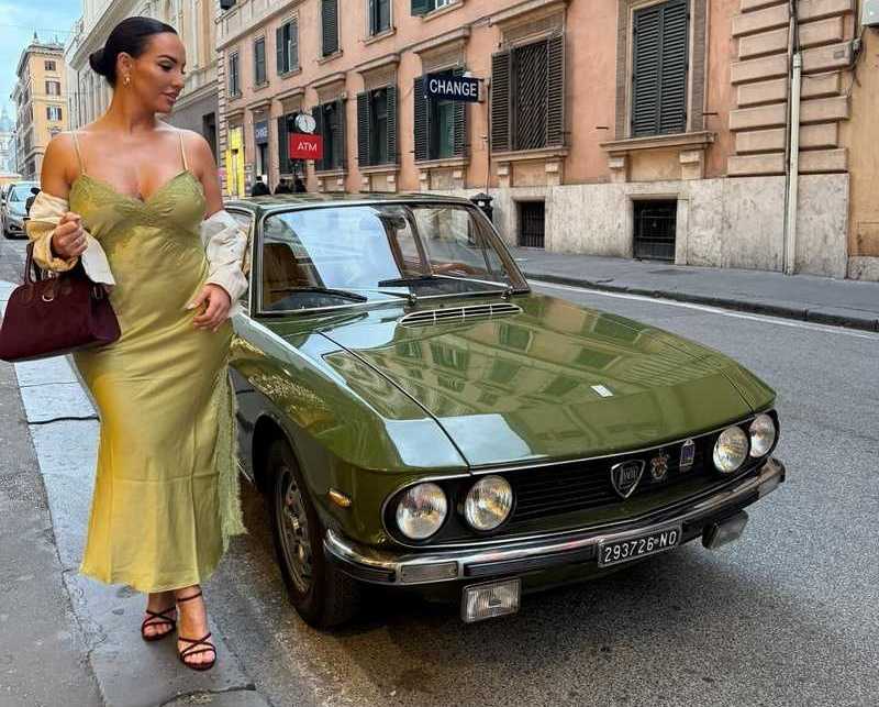 Jess Miller genießt im sexy Kleid den Luxusurlaub