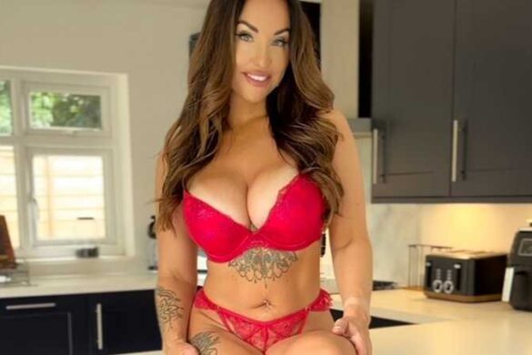 Jess Miller in sexy Dessous in der Küche