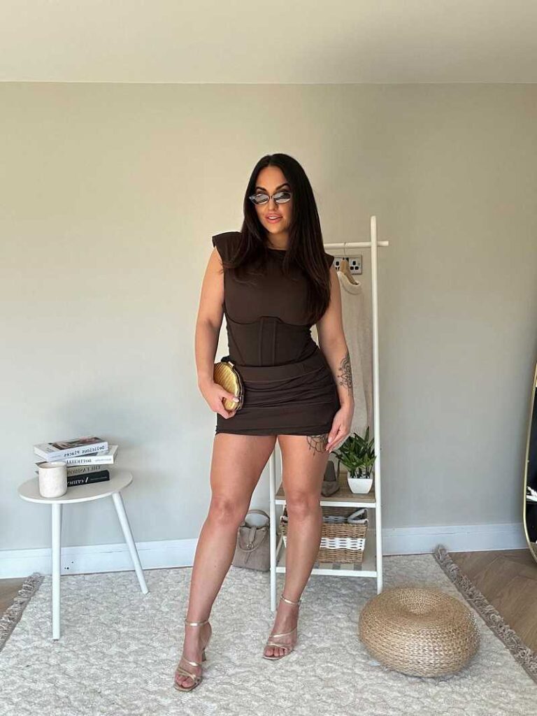 Jess Miller mit einem extrem kurzen Kleid