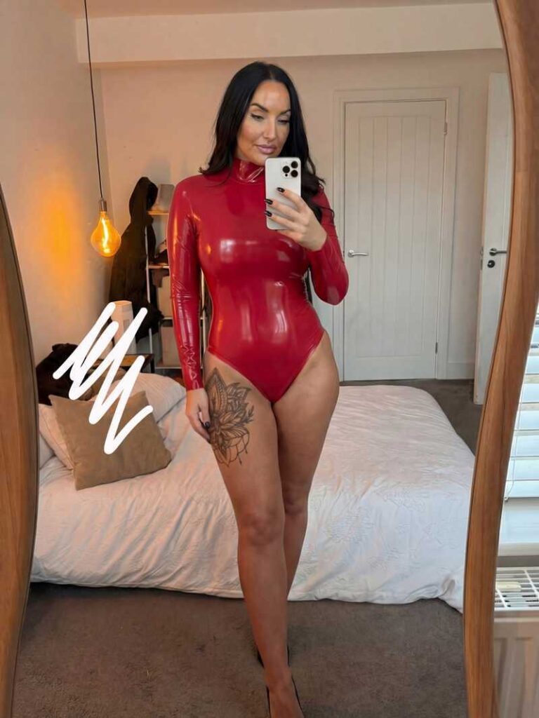 Jess Miller sehr heiß im Latex-Body