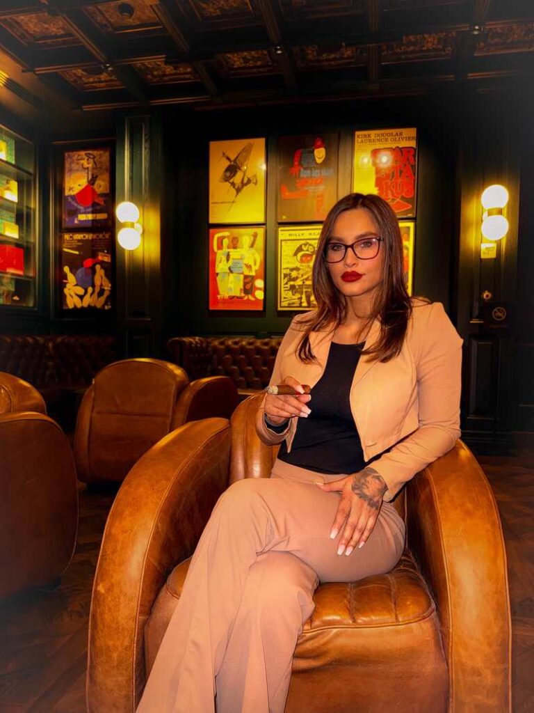 Jill Hardener ganz sexy im Hosenanzug in einem teuren Club