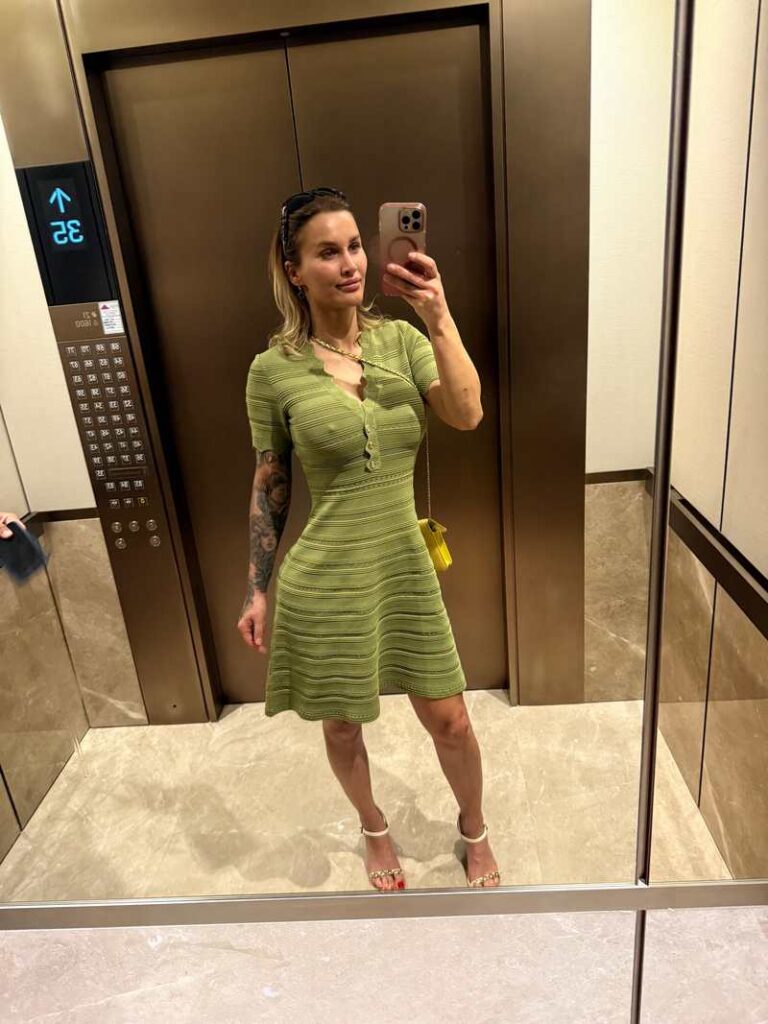 Jill Hardener lässt die Nippel durch ihre sexy Kleid blitzen