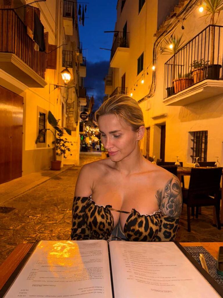 Jill Hardener zeigt fast ihre Brüste im Restaurant