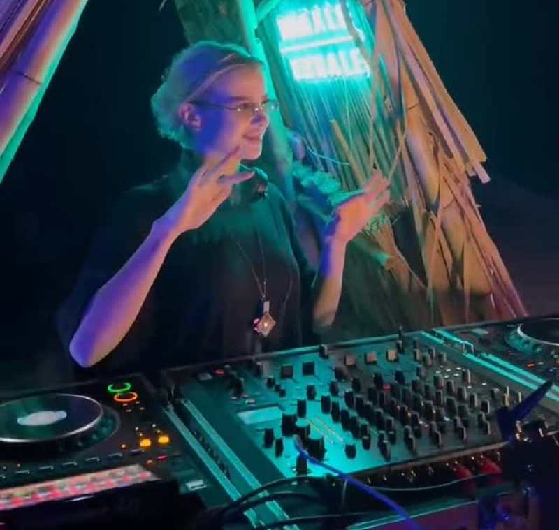 Melina Celine als DJane voll in Action