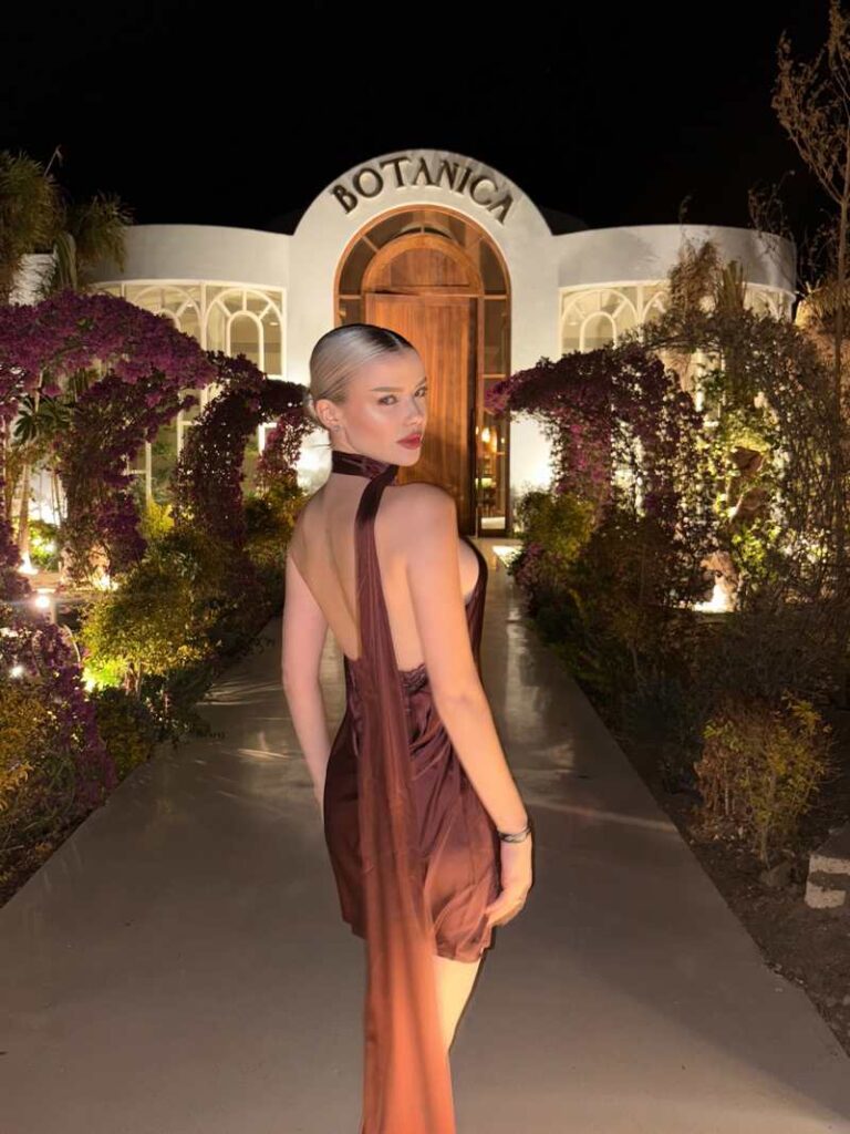 Melina Celine hat sich ein ultrasexy Abendkleid angezogen