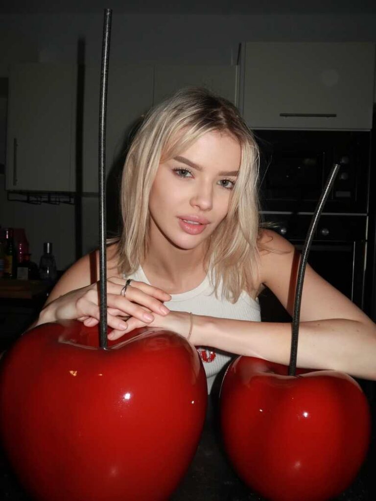 Melina Celine liebt ihre sexy Kirschen