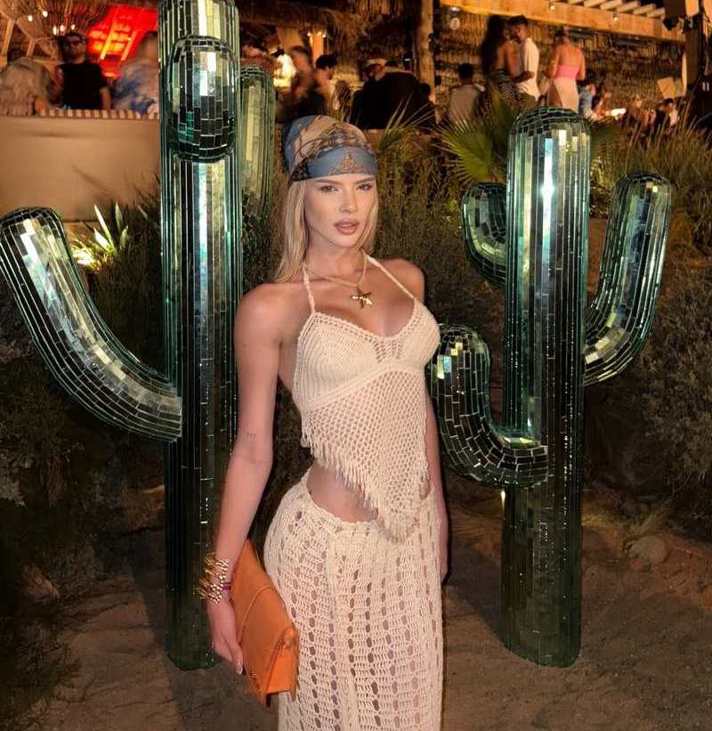 Melina Celine mit Traumoutfit in einem Club