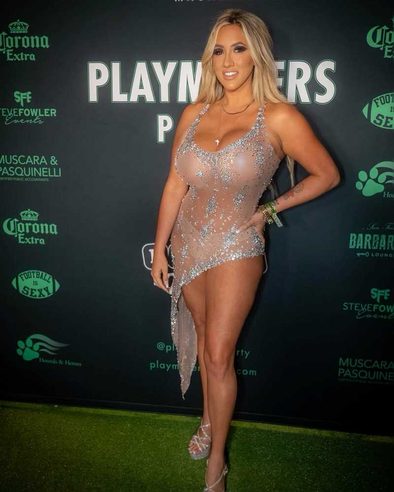 Sara Blake in einem durchsichtigen Kleid und mit High Heels