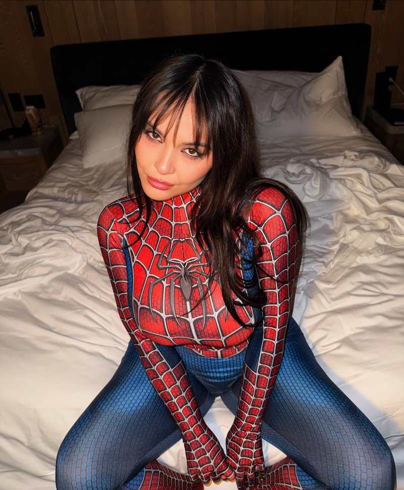 Spidergirl Stella Hudgens schaut euch verrucht an