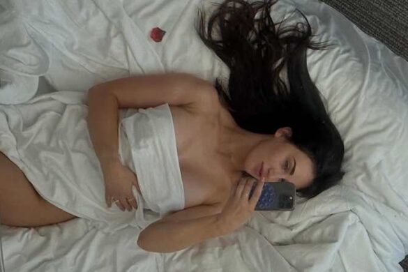 Taylor Ryan nackt im Bett