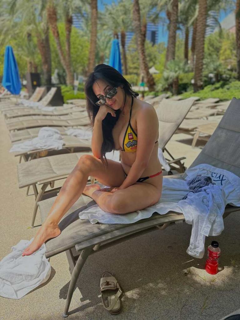 Taylor Ryan sitzt halbnackt auf der Sonnenliege