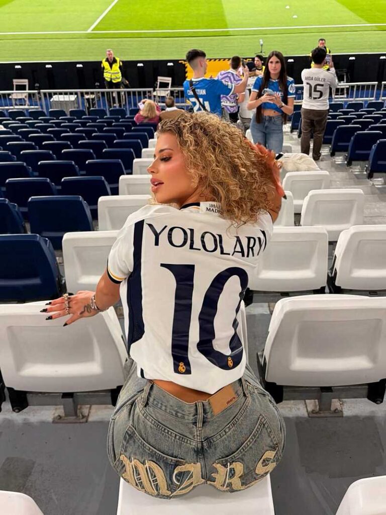 Yololary zeigt ihren sexy Jeans-Po