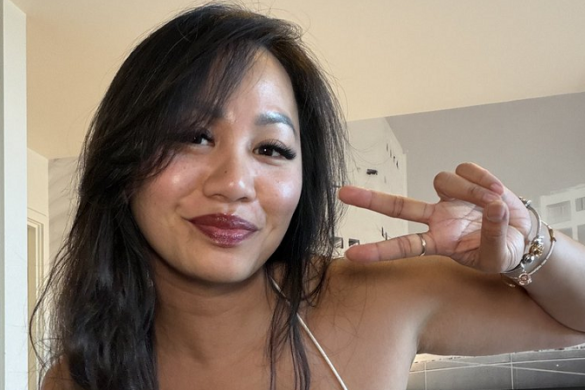 Emily Mai lächelt in die Kamera - Schmollmund