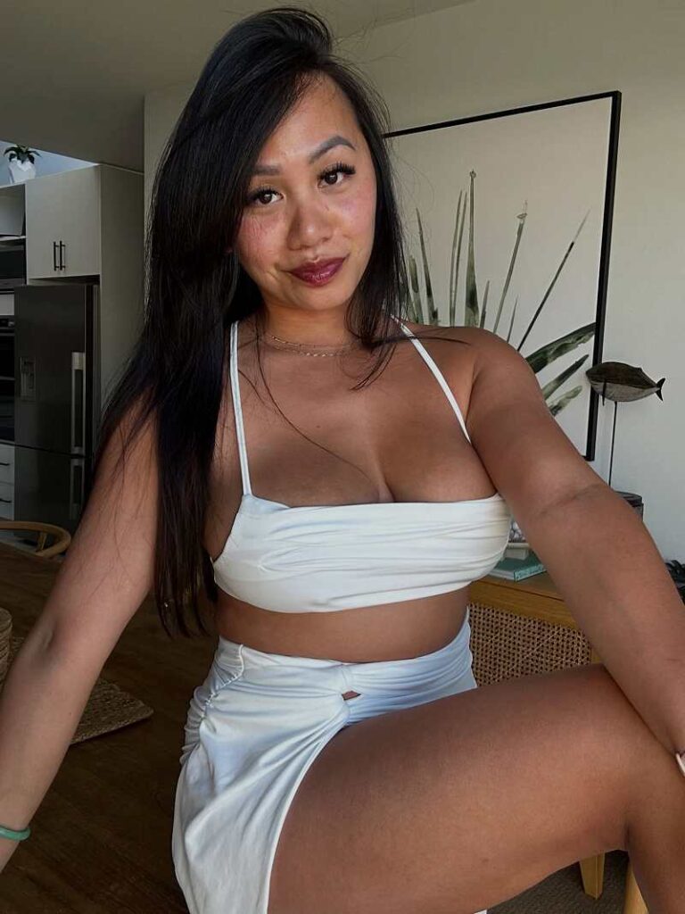 Emily Mai sehr sexy und bauchfrei mit großen Brüsten