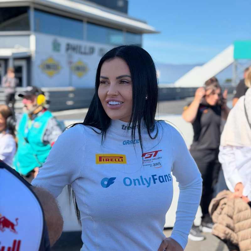 Renee Gracie im Rennerfahrer-OnlyFans-Outfit