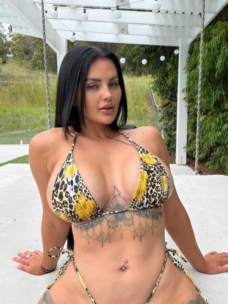 Renee Gracie und viel Busen