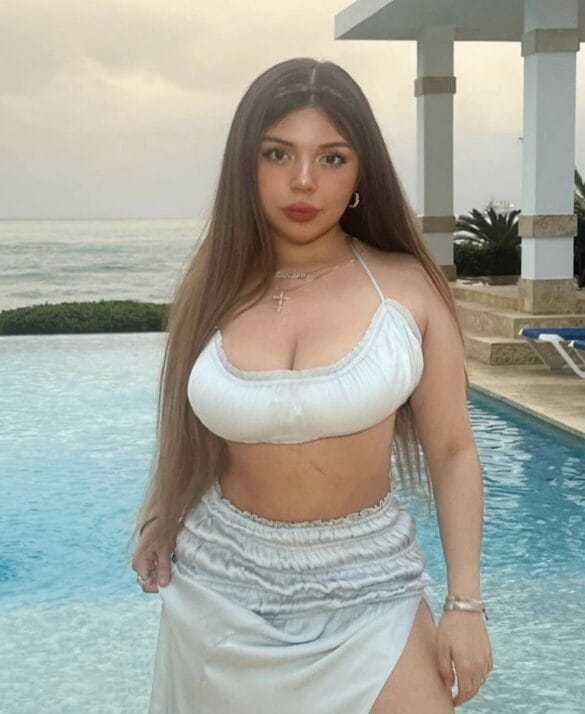 OnlyFans Model Katiana Kay Flaunts Cleavage in Micro Bikinis! Daily Base EN