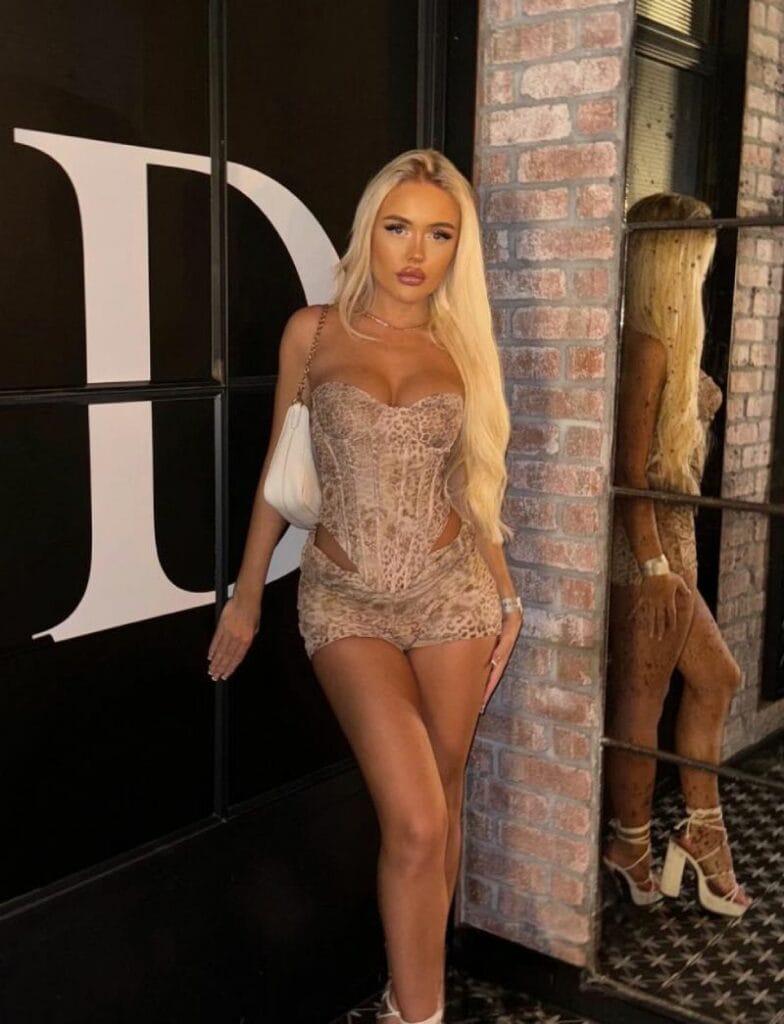Belle Olivia post irresitable lingerie pics on her Instagram! Daily
