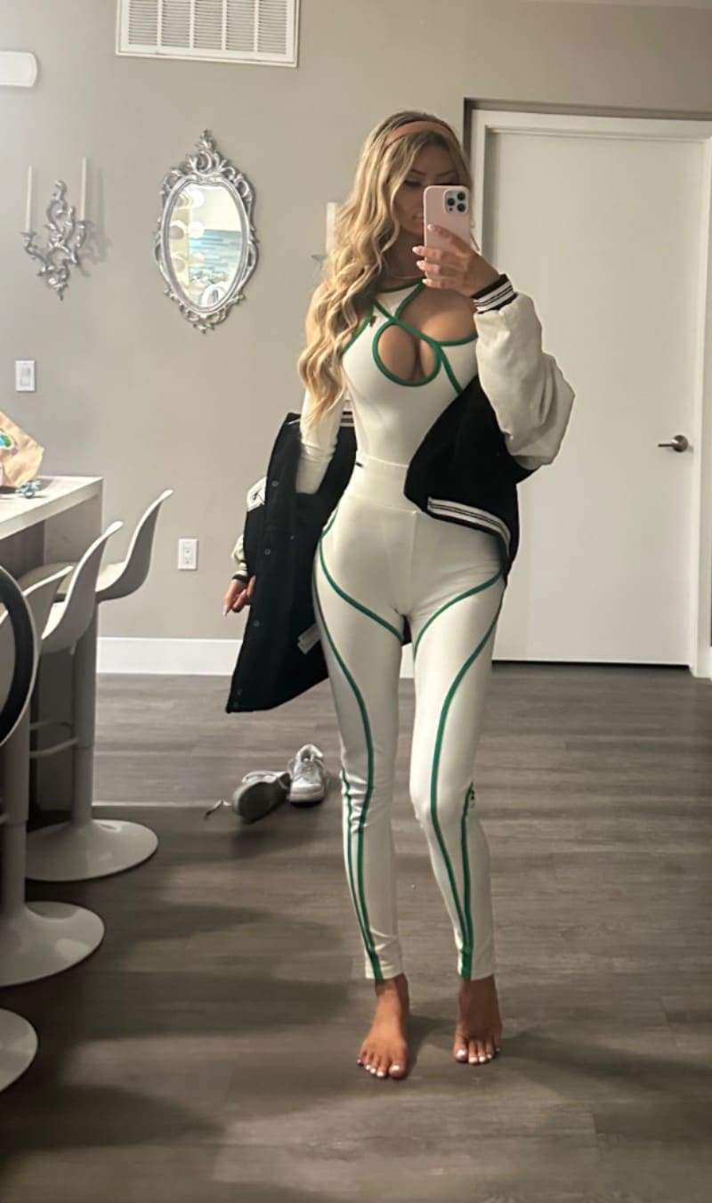 Babe in white sportsoutfit